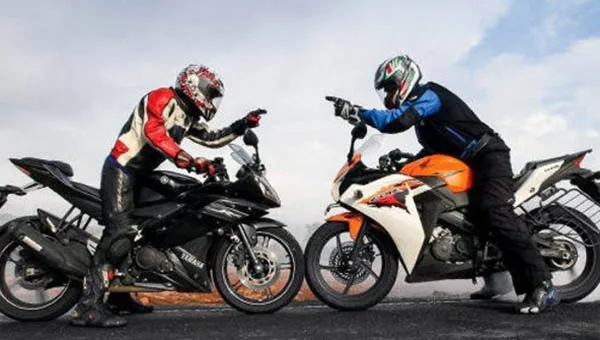 Yamaha R15 vs Honda CBR150R Yamaha R15 vs Honda CBR150R