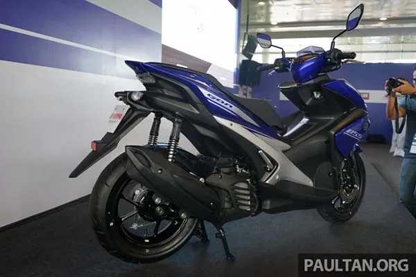 Buritan belakang dan spakbor sporty Yamaha Aerox 155 dari belakang