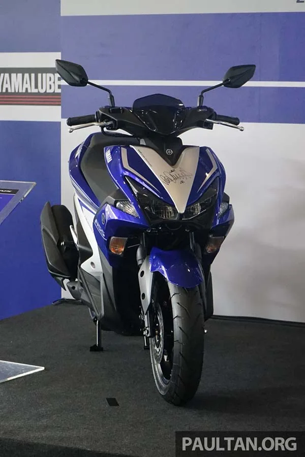 Tampilan gagah dari depan dengan ban 110 Yamaha Aerox 155 dari depan