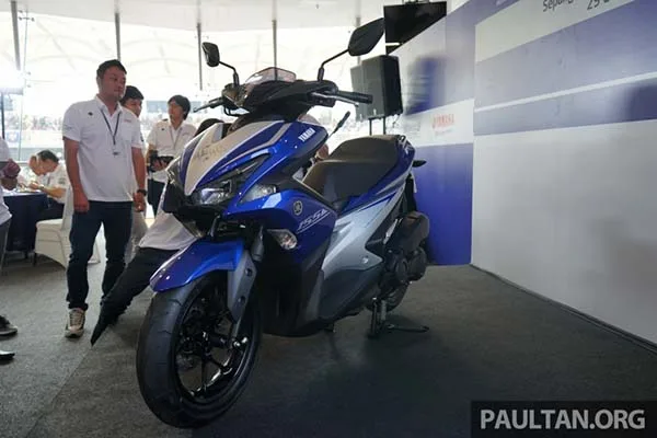 View dari Smping depan Yamaha Aerox 155 dari samping depan