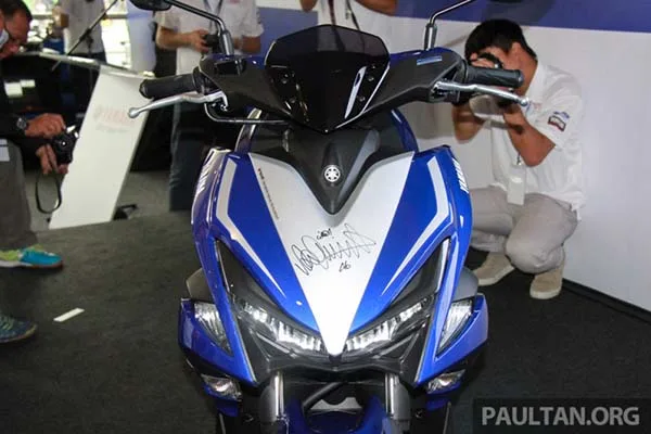 View dari depan Yamaha Aerox 155 tanda tangan Rossi