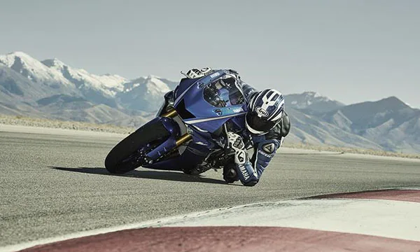 Yamaha R6 2017 left-cornering