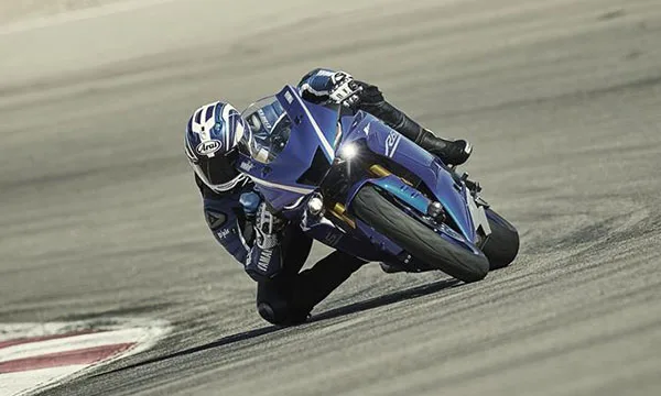 Yamaha R6 2017 right-cornering