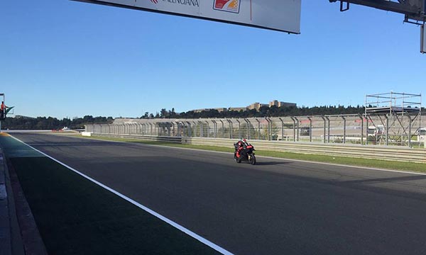 Lorenzo memacu Ducati Desmocedici GP-17
