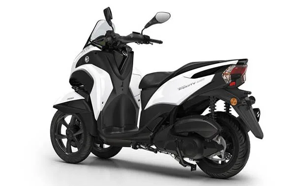 Yamaha Tricity 155 dari belakang