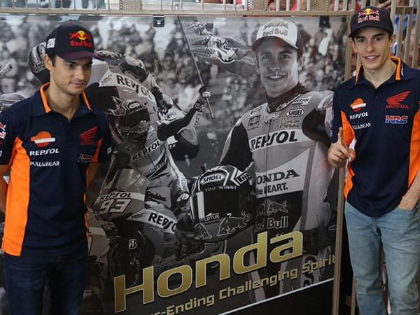 Marquez dan Dani foto di depan poster Marquez dan Dani foto di depan poster