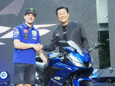 Maverick Vinales dan R15 v3