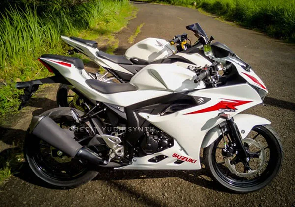 Suzuki GSX-R150 dan Honda CBR150R dari samping Suzuki GSX-R150 dan Honda CBR150R dari samping