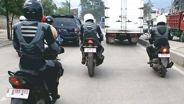YamahaMioZdanR15ditesdiJalanan-2