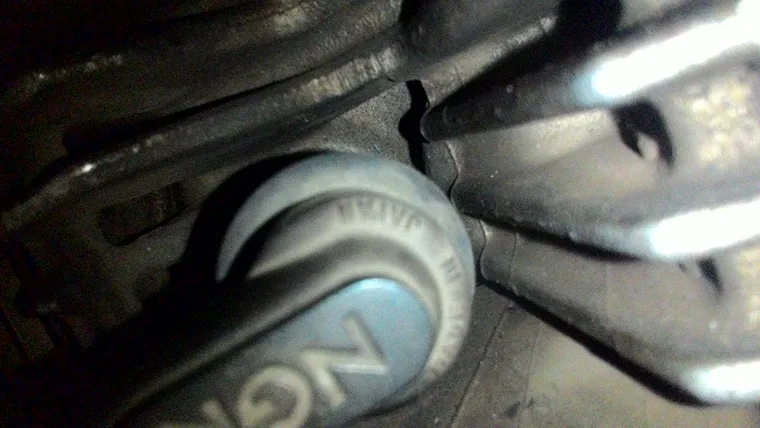 Busi di Blok Kepala Silinder