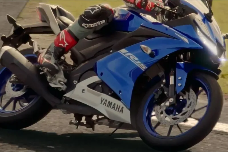 Iklan TVC All New R15 left cornering Iklan TVC All New R15 left cornering