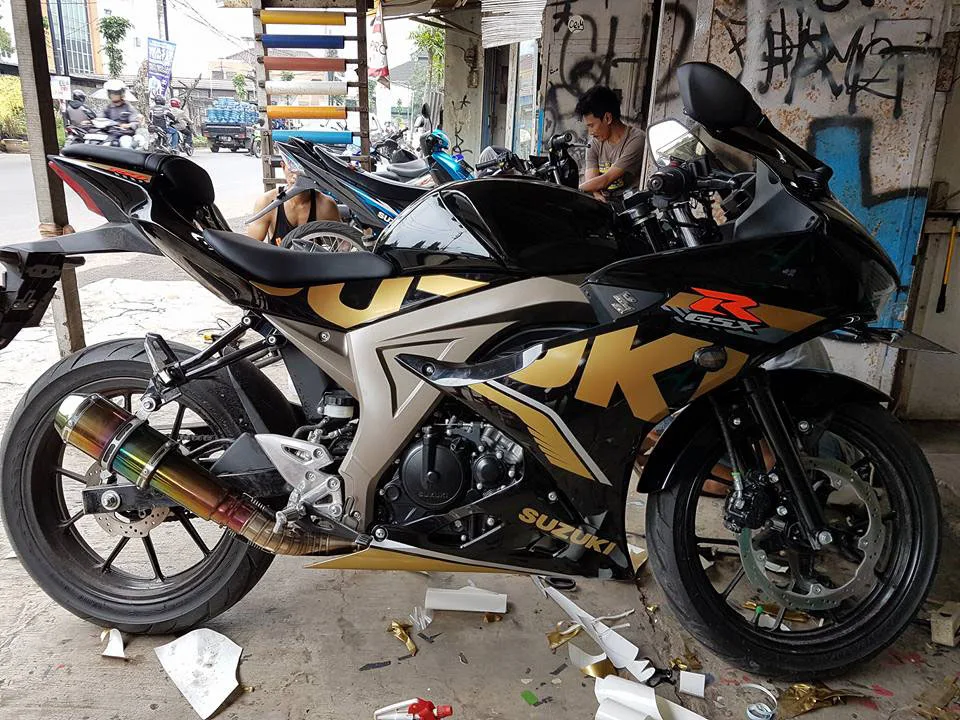 Modifikasi Suzuki GSX-R150 Sticker Gold