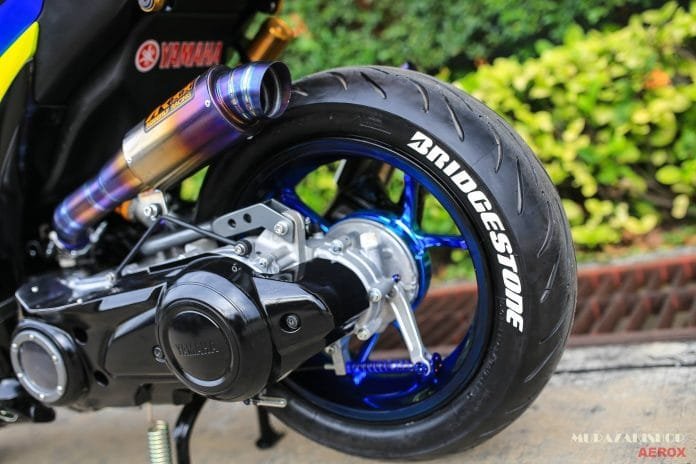 Modifikasi Aerox 155 Shark sisi kiri ban belakang