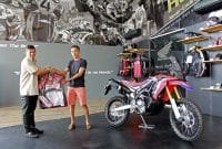 Penyerahan Jaket On Road kepada konsumen pertama CRF250Rally Penyerahan Jaket On Road kepada konsumen pertama CRF250Rally