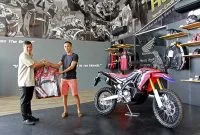 Penyerahan Jaket On Road kepada konsumen pertama CRF250Rally Penyerahan Jaket On Road kepada konsumen pertama CRF250Rally