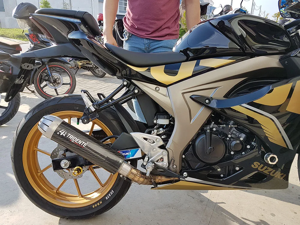Suzuki GSX-R150 dengan Striping Emas