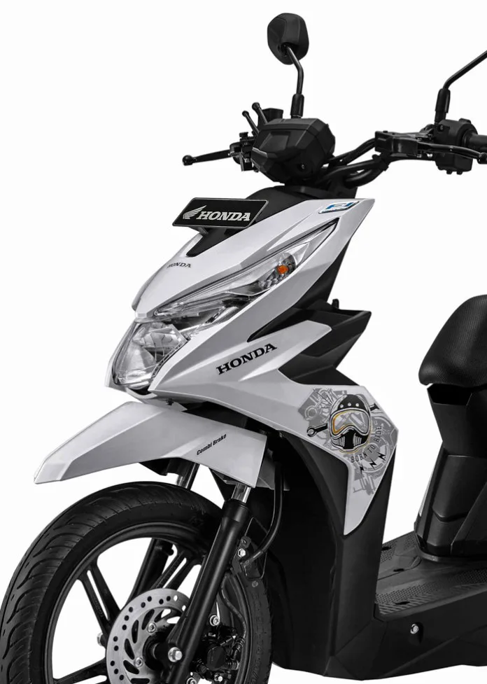 BeAT Street putih sisi kiri