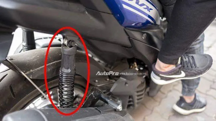 Shock belakang Yamaha Aerox versi Indonesia yang bermasalah Shock belakang Yamaha Aerox versi Indonesia yang bermasalah
