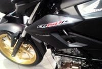Ketemu Honda CB150R Velg Cat Emas Ketemu Honda CB150R Velg Cat Emas