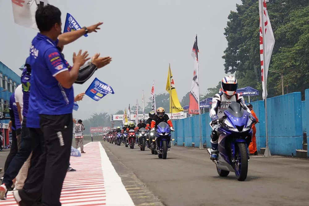 Presiden Direktur PT YIMM Minoru Morimoto menyambut Konsumen All New R15 di AARC 2017 Sentul