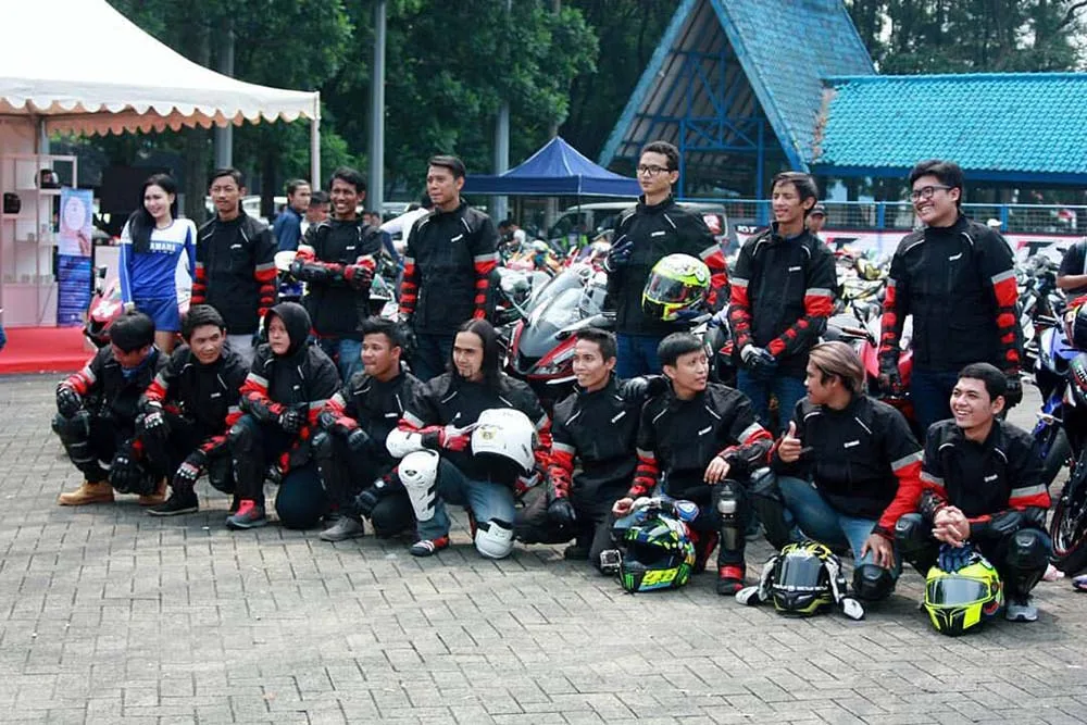 Yuli Suryani Lady Bikers All New R15 dan teman-temanya