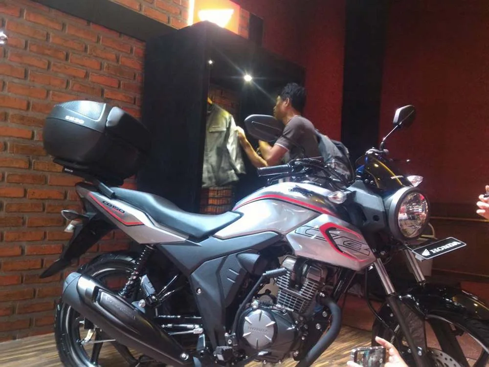 Honda CB150 Verza pakai aksesoris Box Honda CB150 Verza pakai aksesoris Box