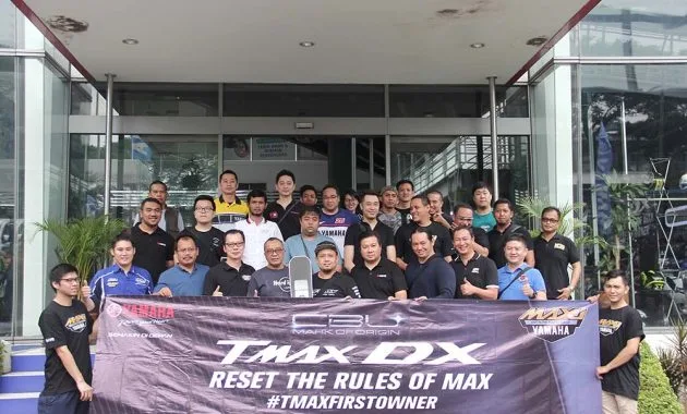 Foto bersama TMAX First Owner di Yamaha Flagship Shop Cempaka Putih Foto bersama TMAX First Owner di Yamaha Flagship Shop Cempaka Putih
