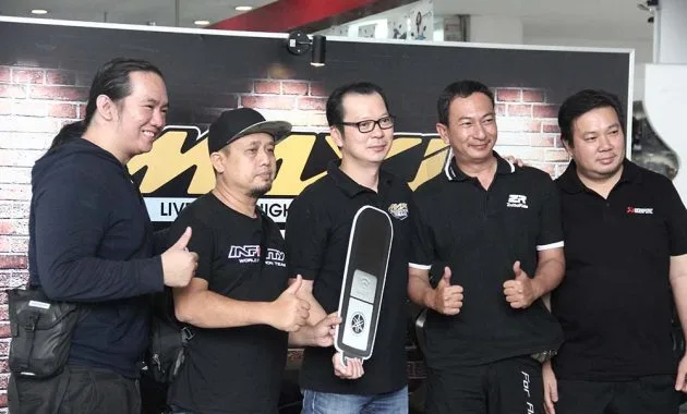TMAX DX First Owners bersama Eddy Ang selaku Deputy GM Marketing PT YIMM TMAX DX First Owners bersama Eddy Ang selaku Deputy GM Marketing PT YIMM