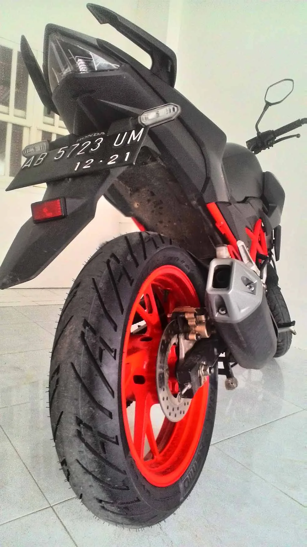 Seksinya Honda CB150R dari belakang