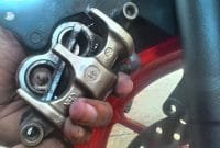 Dorong Piston kedalam agar lebih mudah memasukkan kampas baru