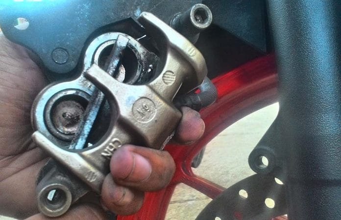 Dorong Piston kedalam agar lebih mudah memasukkan kampas baru