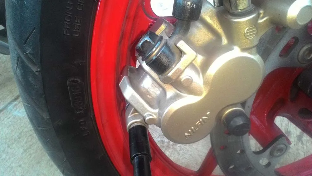 Kendurkan baut penyangga Kampas