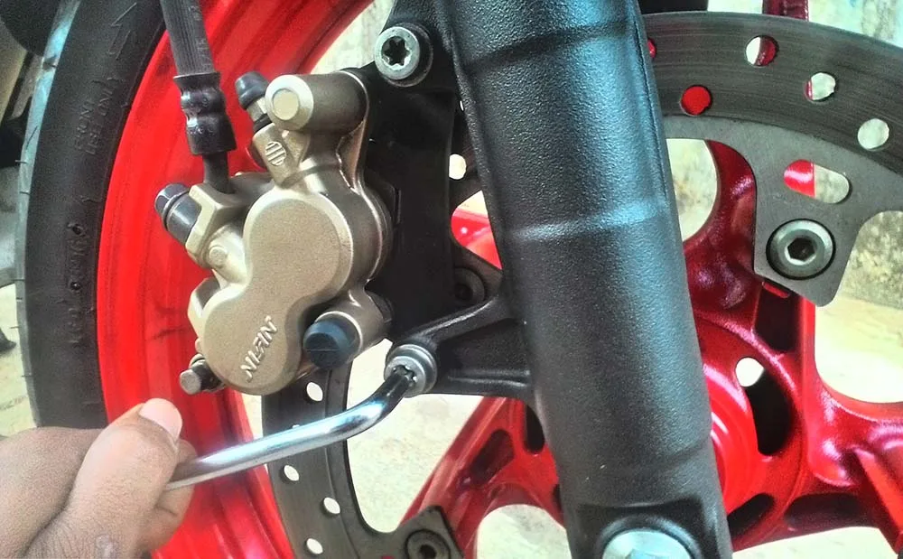 Melepas Kaliper Rem dari Shockbreaker