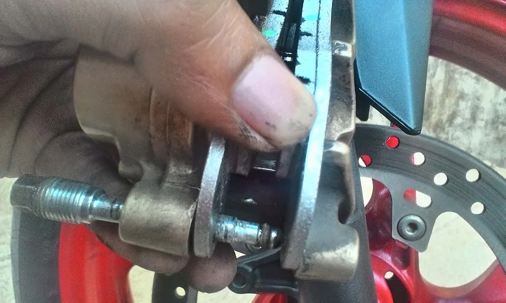 Memasang Kembali baut Penyangga Kampas