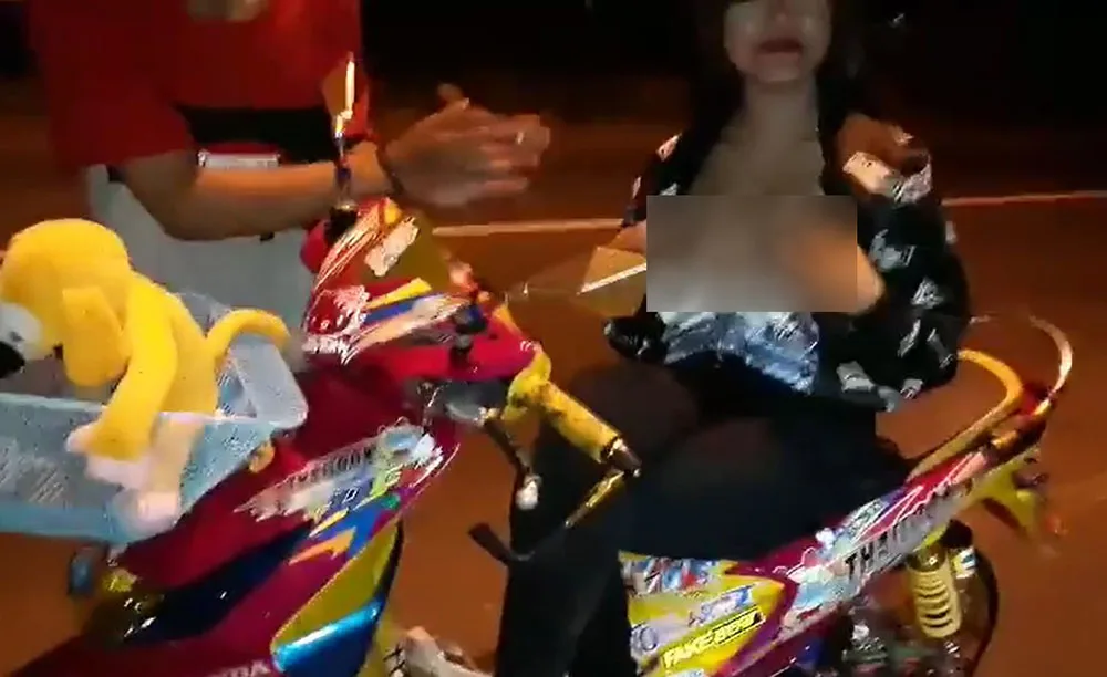 Cewek Thailook Pamer dada jadi objek Video Cewek Thailook Pamer dada jadi objek Video