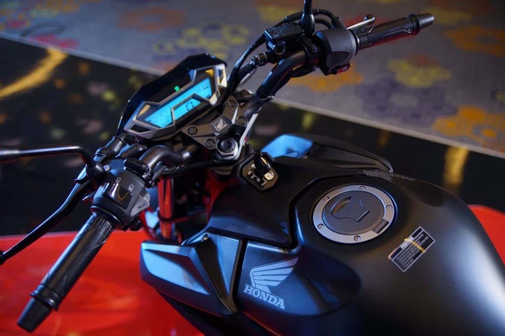 Setang New CB150R facelift lebih tinggi Setang New CB150R facelift lebih tinggi