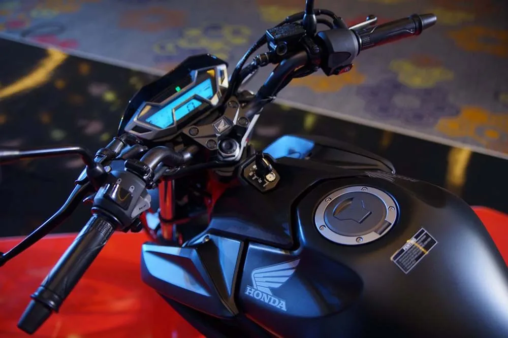 Setang New CB150R facelift lebih tinggi Setang New CB150R facelift lebih tinggi