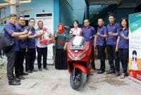 Manajemen Astra Motor Yogyakarta mengantar motor ke rumah konsumen Manajemen Astra Motor Yogyakarta mengantar motor ke rumah konsumen