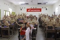 Rheza Danica foto bersama Siswa SMK Negeri 2 Jetis Rheza Danica foto bersama Siswa SMK Negeri 2 Jetis