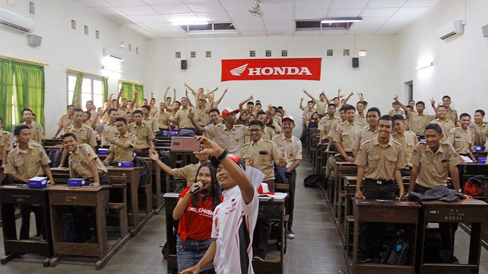 Rheza Danica foto bersama Siswa SMK Negeri 2 Jetis