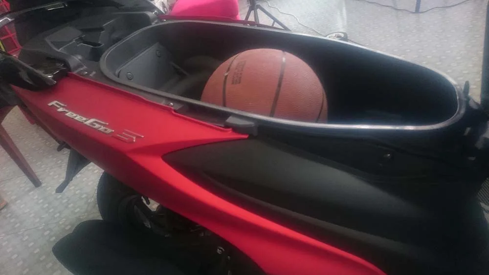 Bagasi bisa muat helm dan bola basket Kelebihan Yamaha FreeGo, Bagasi bisa muat helm dan bola basket