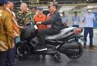 Jokowi menaiki Yamaha XMax di pabrik YIMM Jokowi menaiki Yamaha XMax di pabrik YIMM