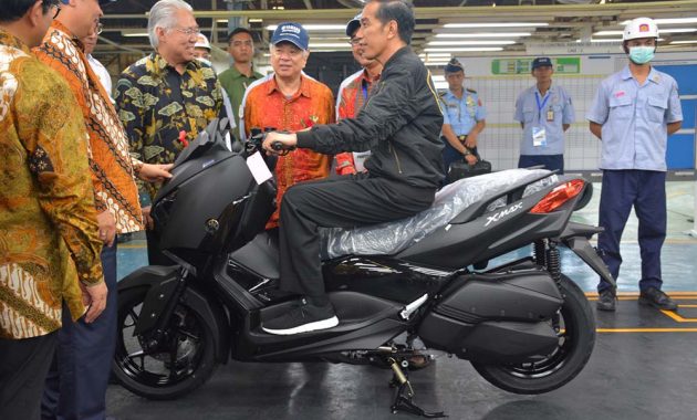 Jokowi menaiki Yamaha XMax di pabrik YIMM