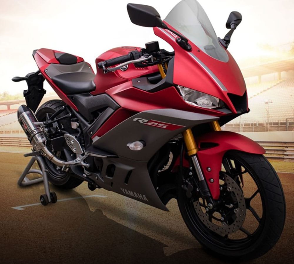 Yamaha R25 dengan aksesoris resmi dan knalpot racing Yamaha R25 dengan aksesoris resmi dan knalpot racing