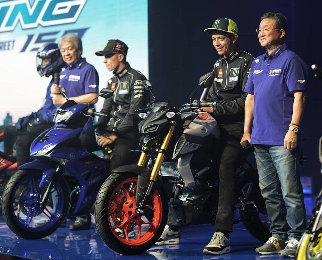 Valentino Rossi menunggangi Yamaha MT-15