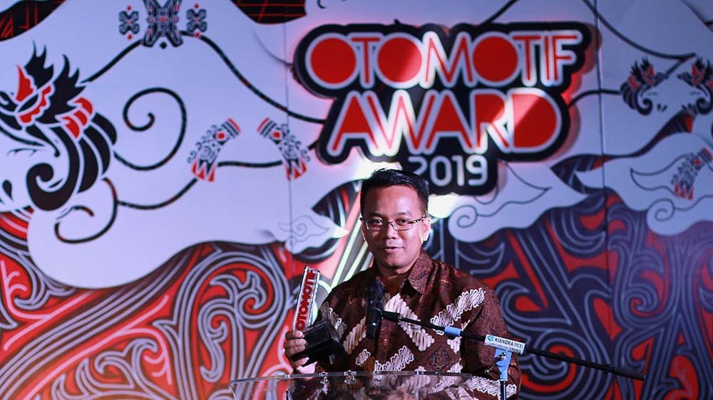 Perwakilan Yamaha dalam penyerahan penghargaan Otomotif Awards 2019