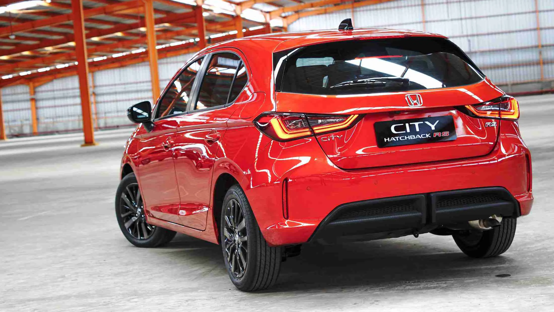 Honda City Hatchback RS dari belakang