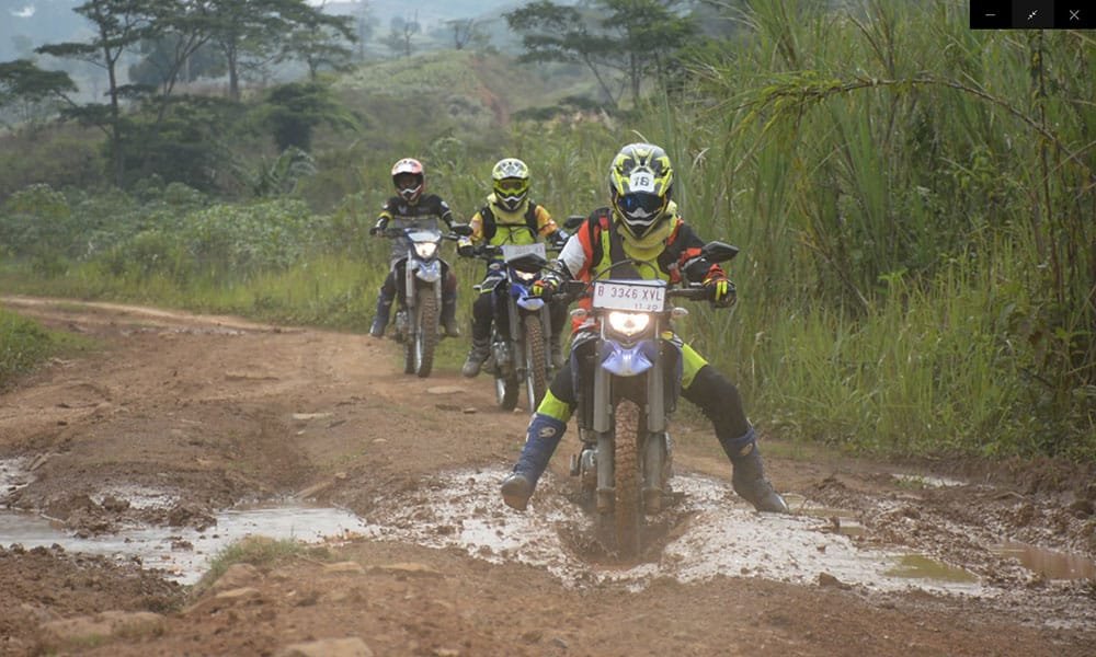 Trabas di Jalan Berlumpur dengan Yamaha WR 155 R