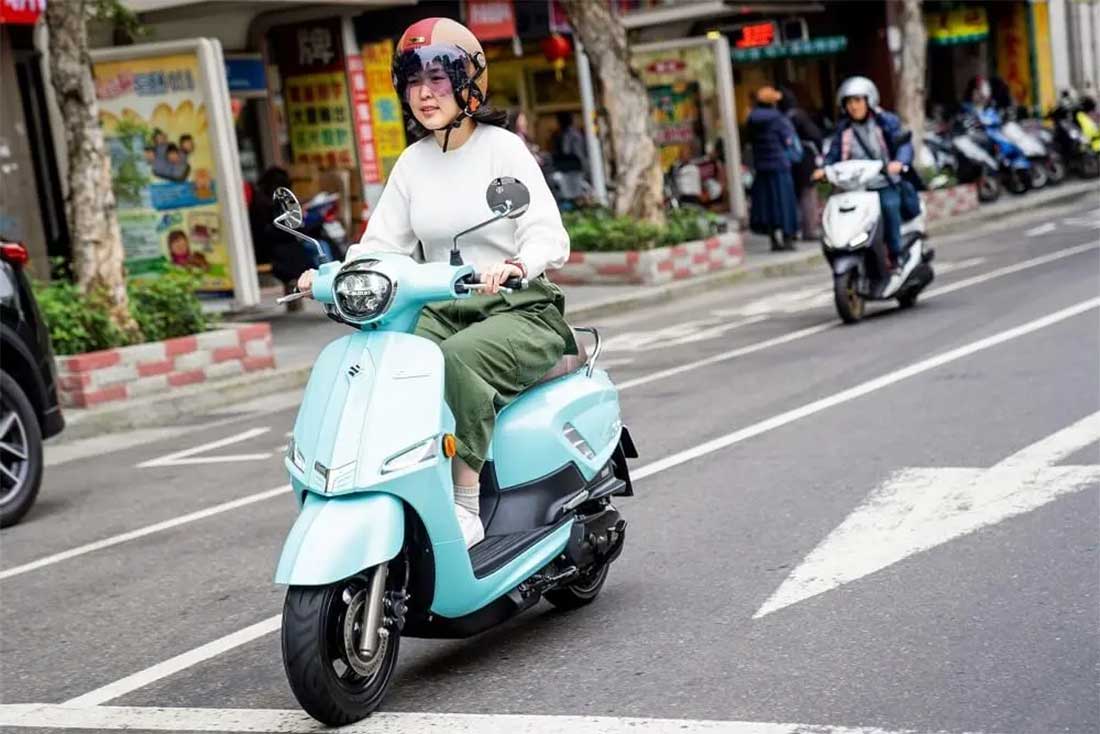 Suzuki Saluto di jalanan