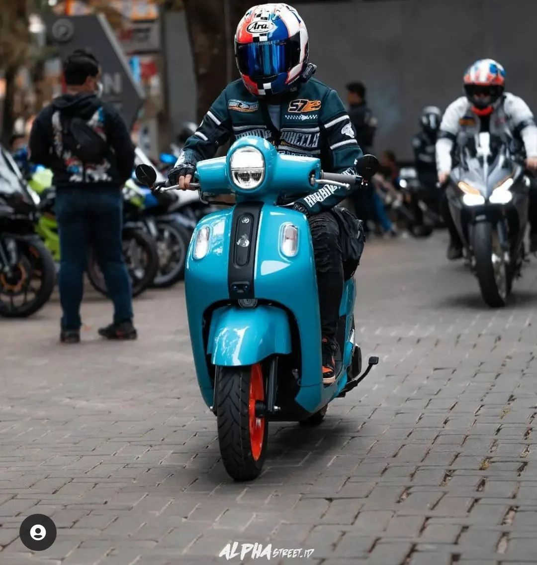 Yamaha Fazzio Warna Biru ditunggangi ownernya